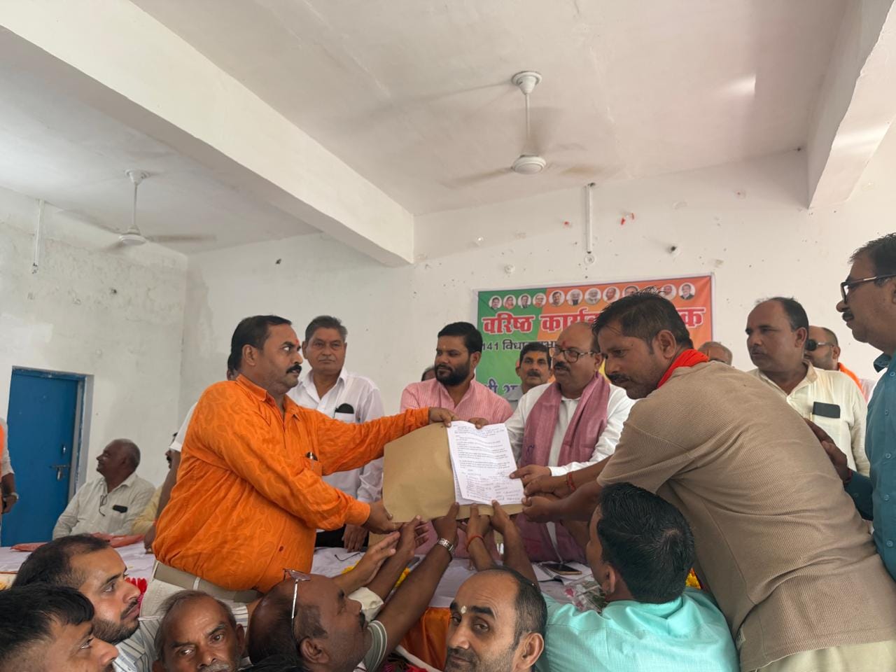 भाजपा जिलाध्यक्ष को ज्ञापन सौंपते व्यापार उद्योग मंडल के व्यापारी। स्रोत: व्यापारी