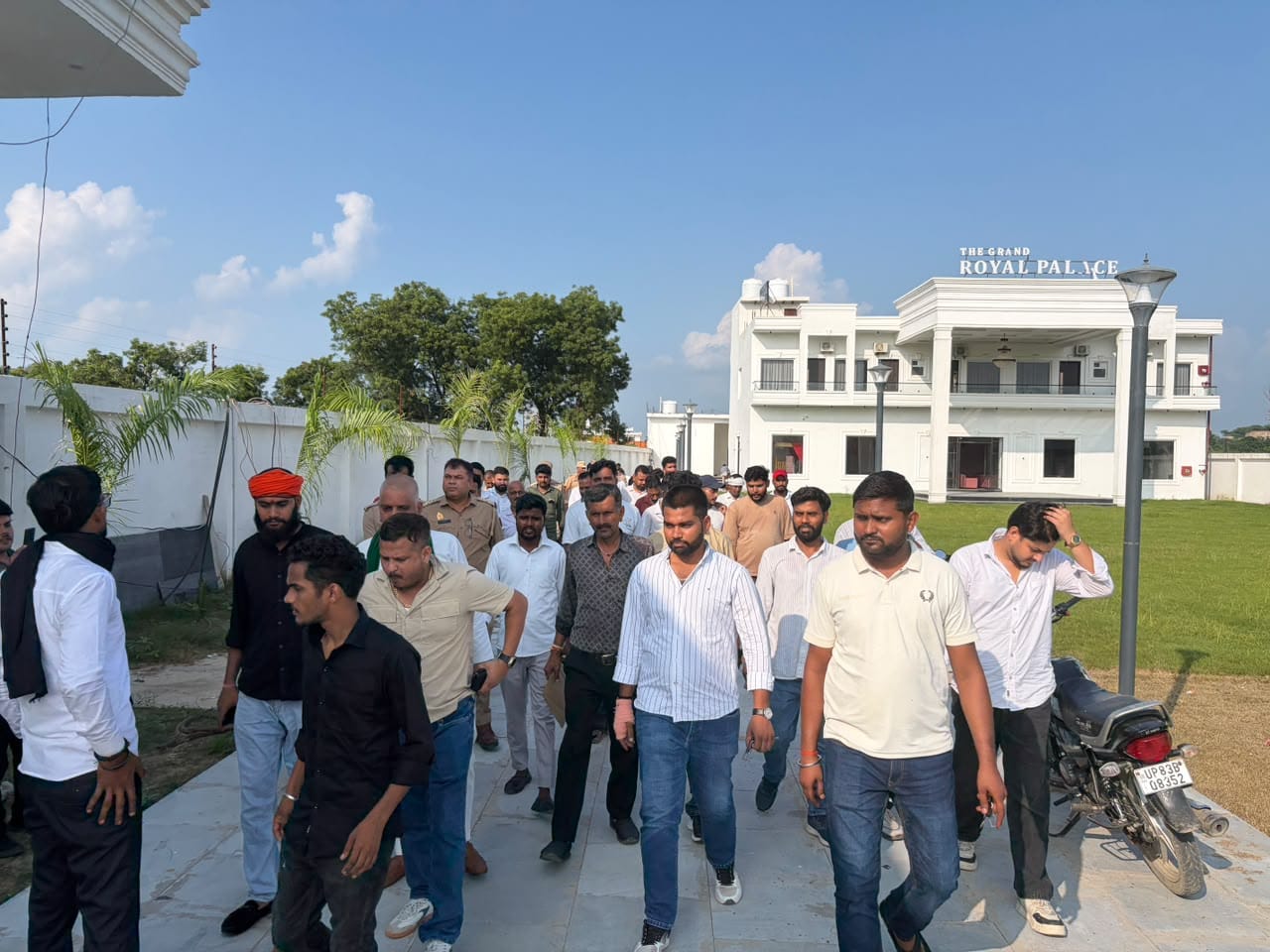 भाजपा कार्यालय के घेराव को जा रहे सवर्ण समाज के लोगों को अवागढ़ के रिसोर्ट पर रोका गया।स्रोत सं