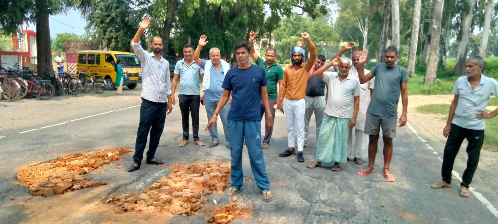 बहसूमा। डीपीएम के सामने बने गड्ढे को भरवाने की मांग करते हुए ग्रामीण फोटो ग्रामीण द्वारा