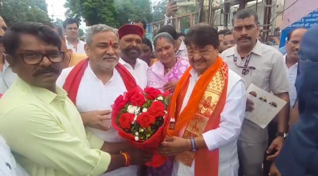 कैलाश विजयर्गीय से मुलाकात करते बंजारा समाज पदाधिकारी