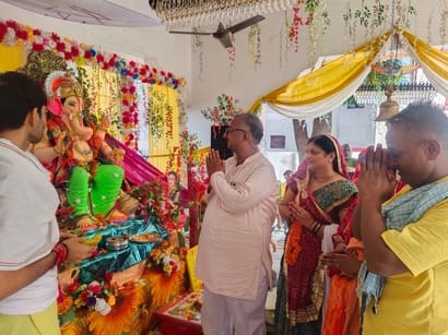 बांकेगंज में बप्पा की आराधना करते श्रद्धालु। संवाद