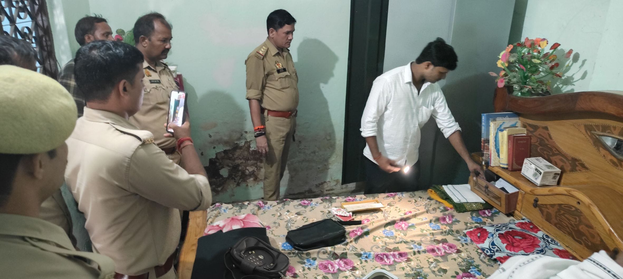 बकिया खेड़ा मजरे उदवतपुर गांव में रिटायर्ड फौजी के घर हुई चोरी की घटना के बाद जांच करती पुलिस। 
