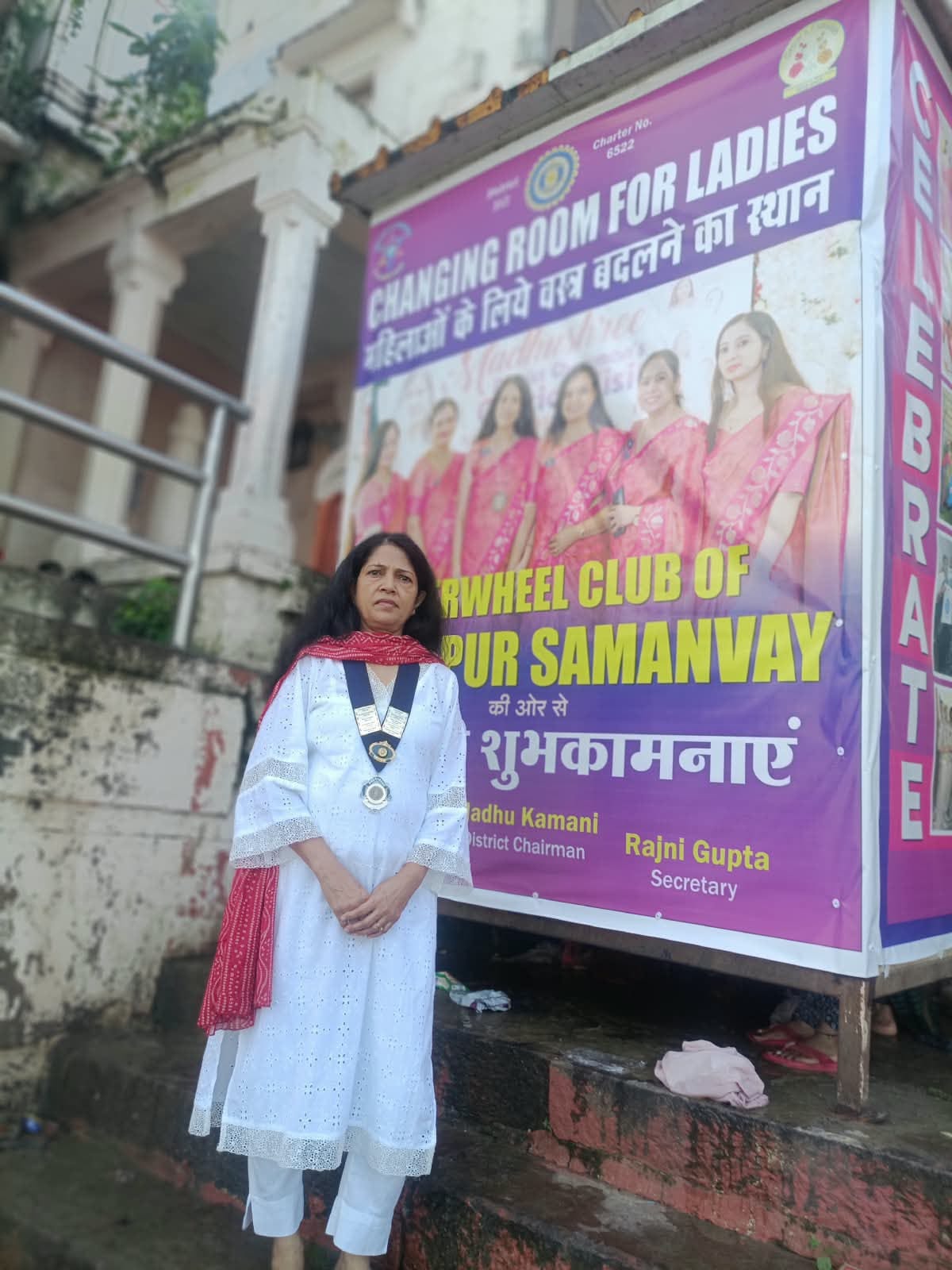 बरियाघाट में बना महिलाओं के वस्त्र बदलने का अस्थायी कक्ष, सोशल मीडिया