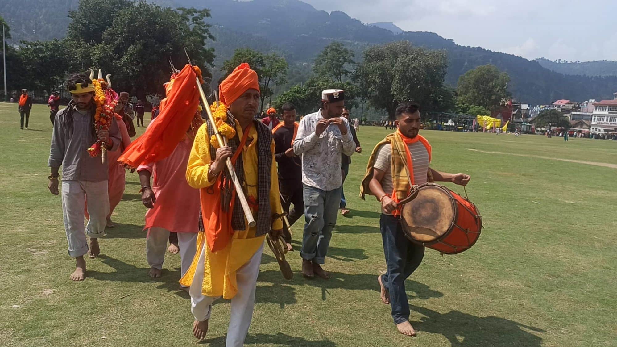 चंबा चौगान से पारंपरिक वाद्यं यंत्रों की धुनों के बीच मणिमहेश के लिए रवाना होता डोडा से आया श्