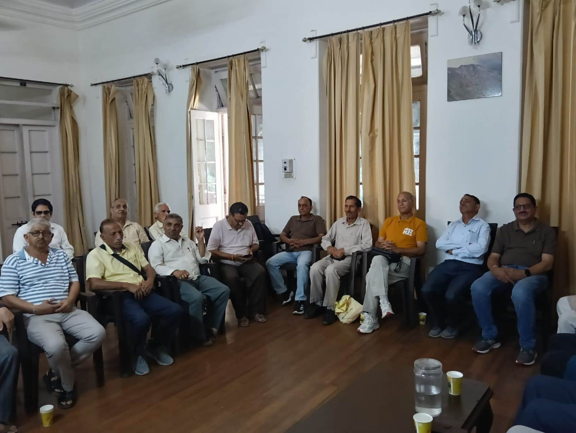 चंबा में बैठक के दौरान मौजूद भारतीय राज्य पेंशनर संघ के पदाधिकारी और सदस्य।संवाद