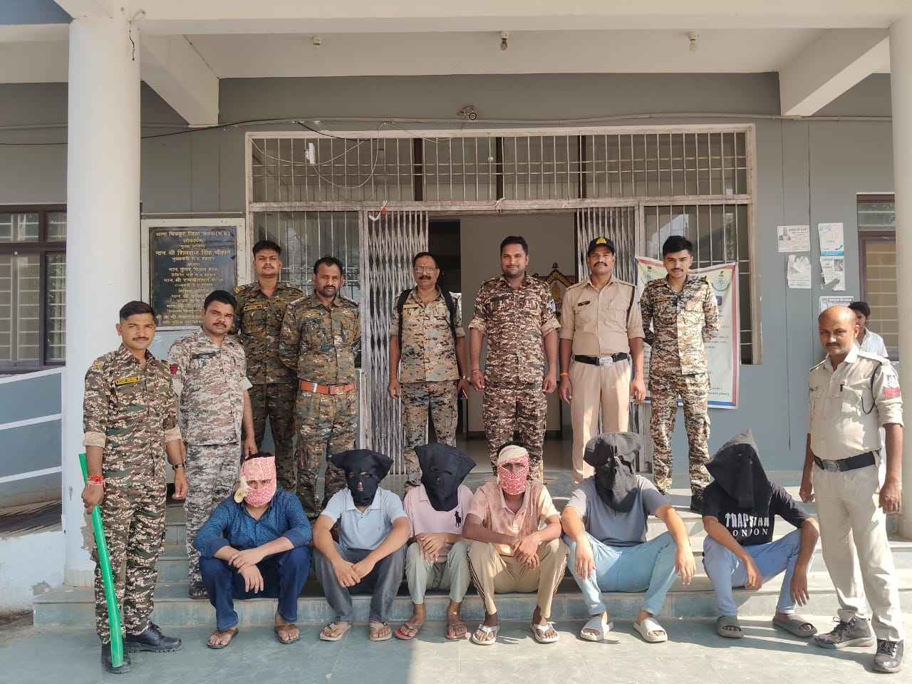 पुलिस की गिरफ्त में आरोपी