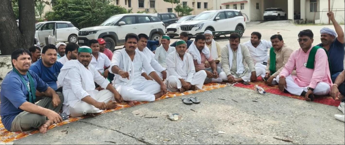 एआरटीओ कार्यालय पर धरना देते भाकियू कार्यकर्ता। संवाद