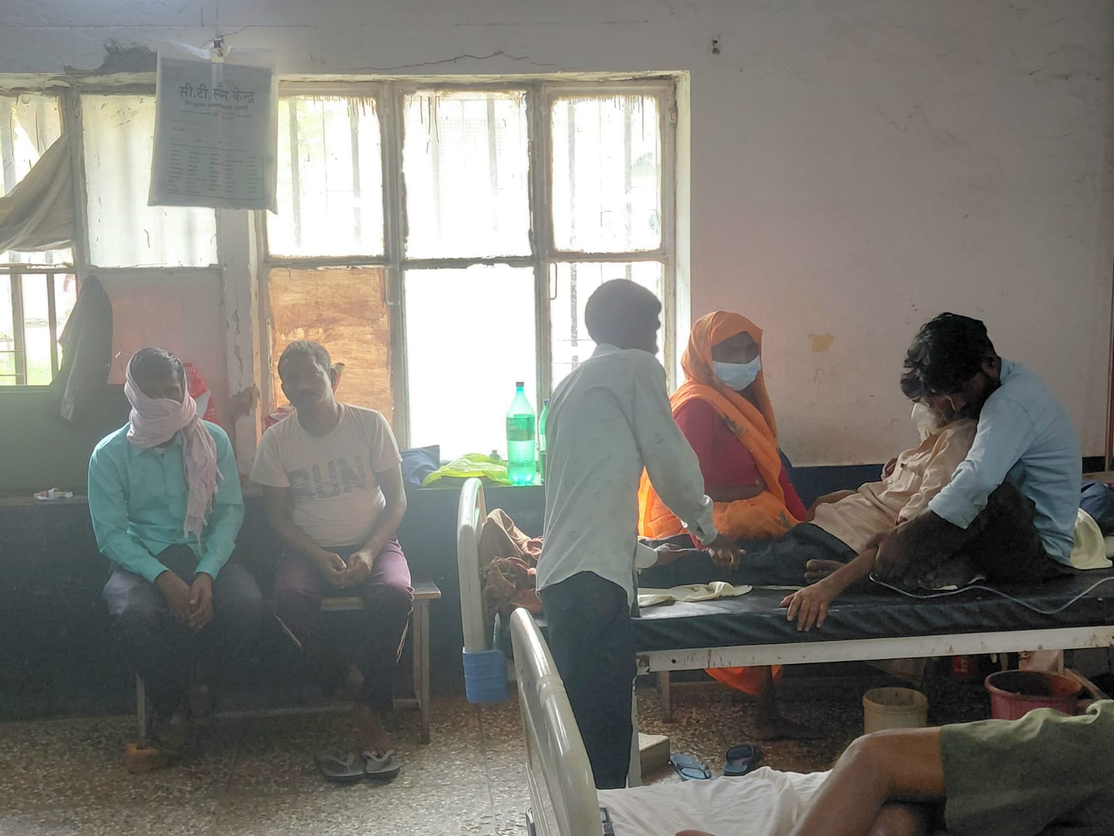 एमडीआर वार्ड में तीमारदार की गोद में लेटा मरीज। संवाद