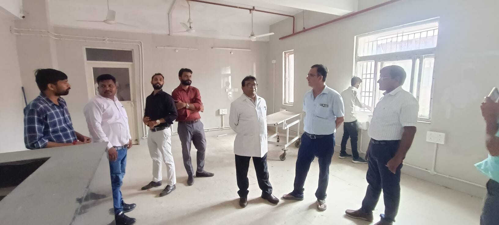एमसीएच विंग में एसएनसीयू वार्ड का निरीक्षण करते सीएमएस व अन्य-संवाद