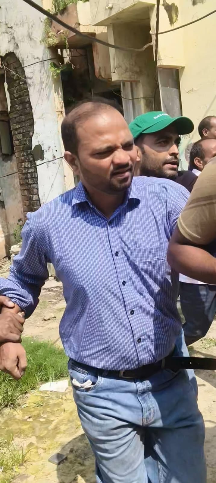 एंटी करप्शन द्वारा पकड़ा गया आरोपी चकबंदी लेखपाल दीपक मौर्या। स्रोत- सोशल मीडिया