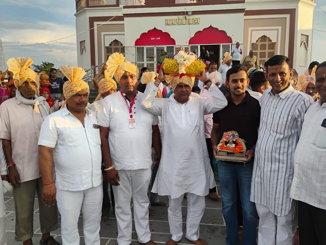 फोटो 1 नरवाना। हरी झंडी दिखाकर शोभा यात्रा को रवाना करते हुए प्रभारी पूरण दास । स्रोत आयोजक।
