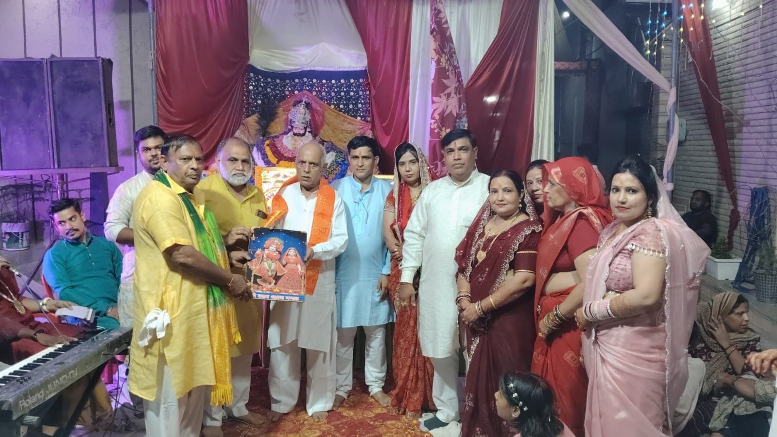 फोटो 10 मुख्य यजमान को स्मृति चिह्न भेंट करते मंडल सदस्य। स्रोत: मंडल