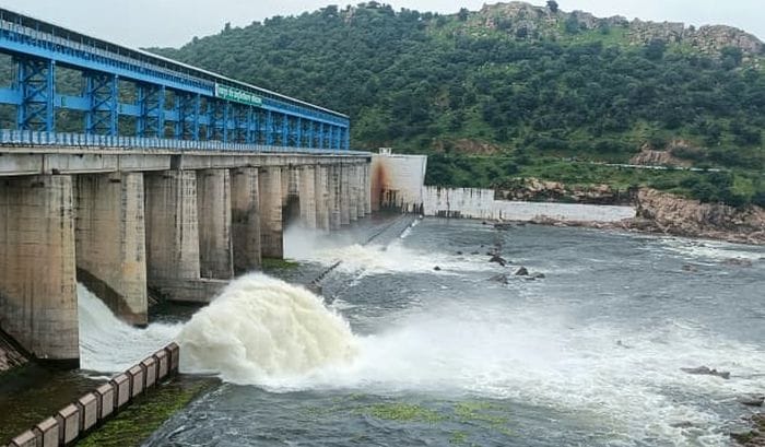 Alert issued for 15 villages along the Dhasan River.