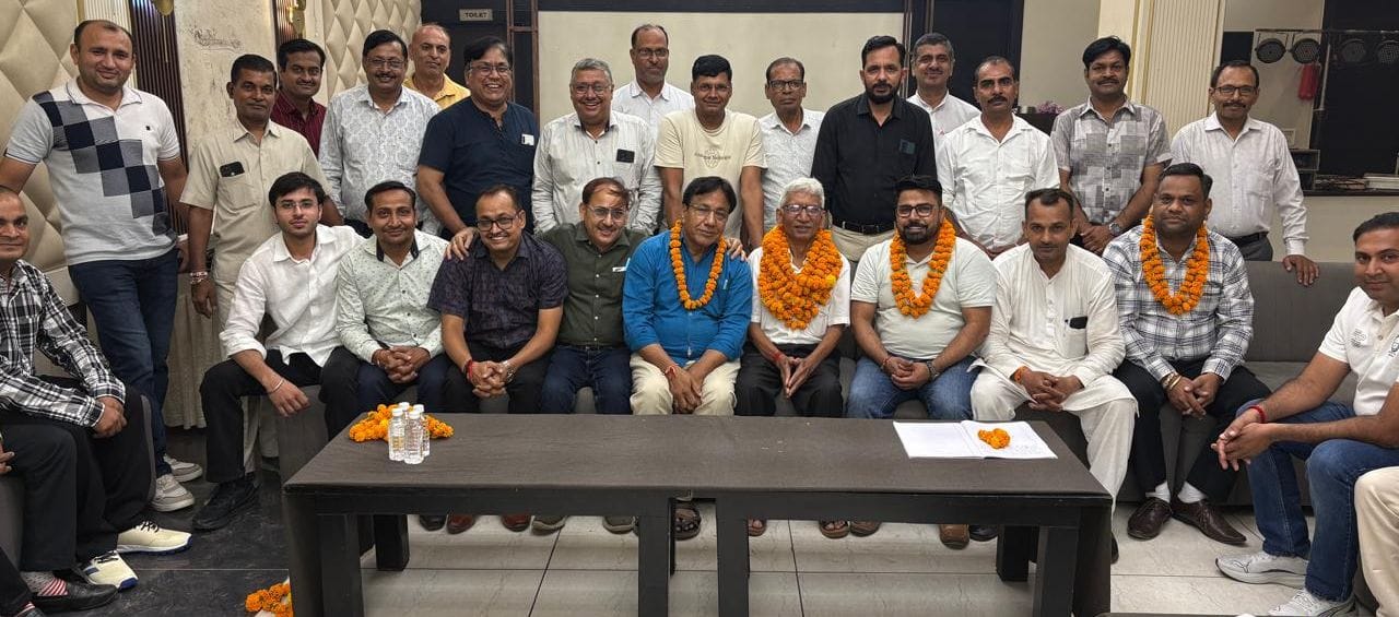 फोटो 14जेएनडी04-शहर के एक निजी होटल में आयोजित बैठक में मौजूद एसोसिएशन के नए पदाधिकारी और सदस्
