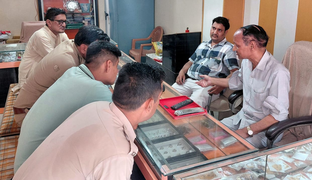 A box containing five tolas of gold jewellery was stolen from a jeweller's shop.