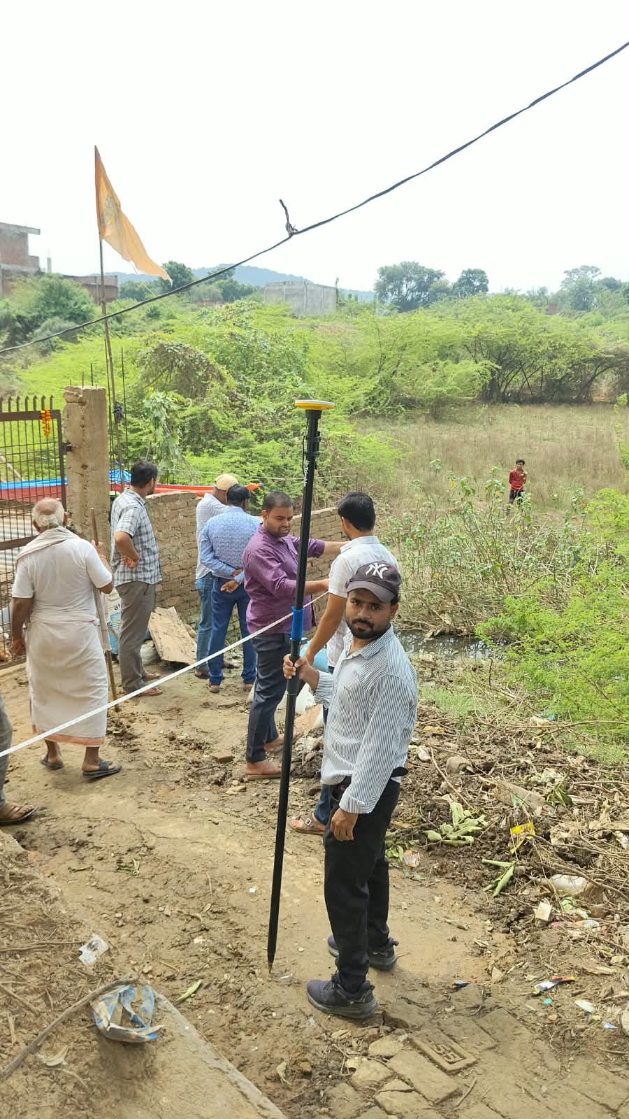फोटो 15 सीकेटीपी 01 रामघाट पर सरयू का सीमांकन करती सर्वे टीम। संवाद