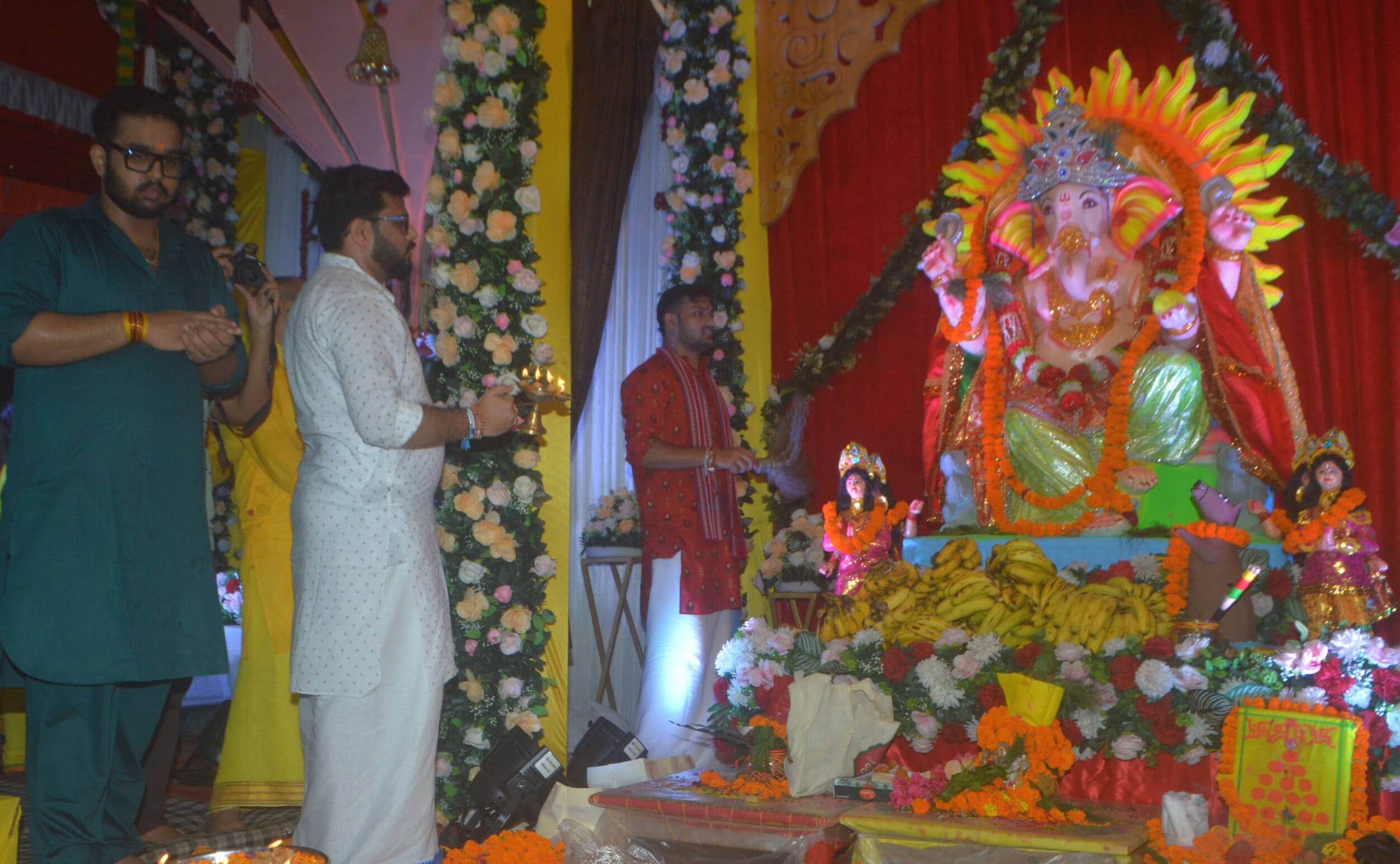 फोटो-20- वंशीनगर में स्थित गजानन गणेश पंडाल में आरती करते आचार्य। संवाद