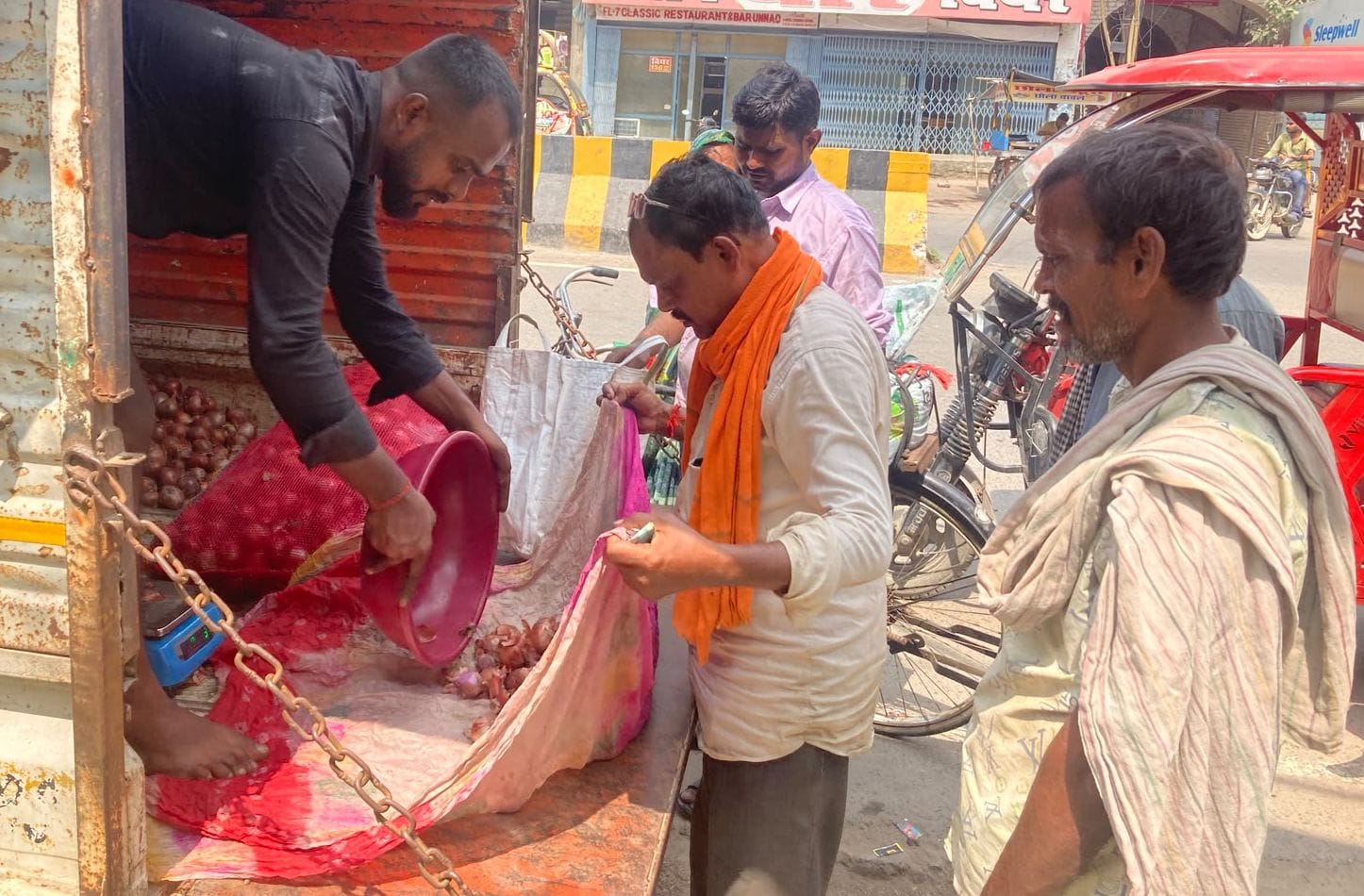 फोटो-37-लोडर से प्याज लेते लोग। संवाद