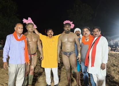 फोटो - मुबारिकपुर में विजेता के साथ कमेटी सदस्य
