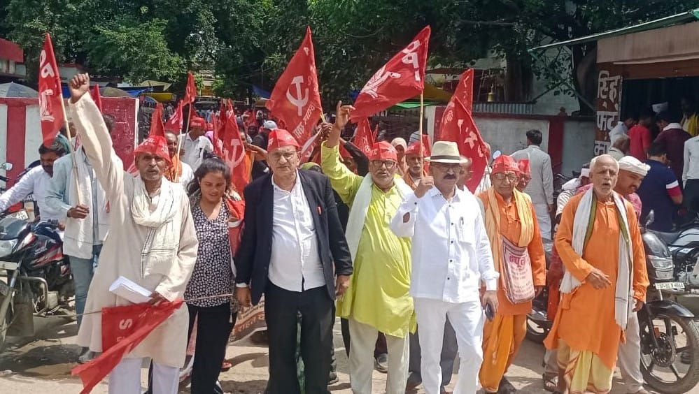 फोटो न-15 सीकेटीपी  22 तहसील परिसर में प्रदर्शन करते किसान सभा के कार्यकर्ता। संवाद