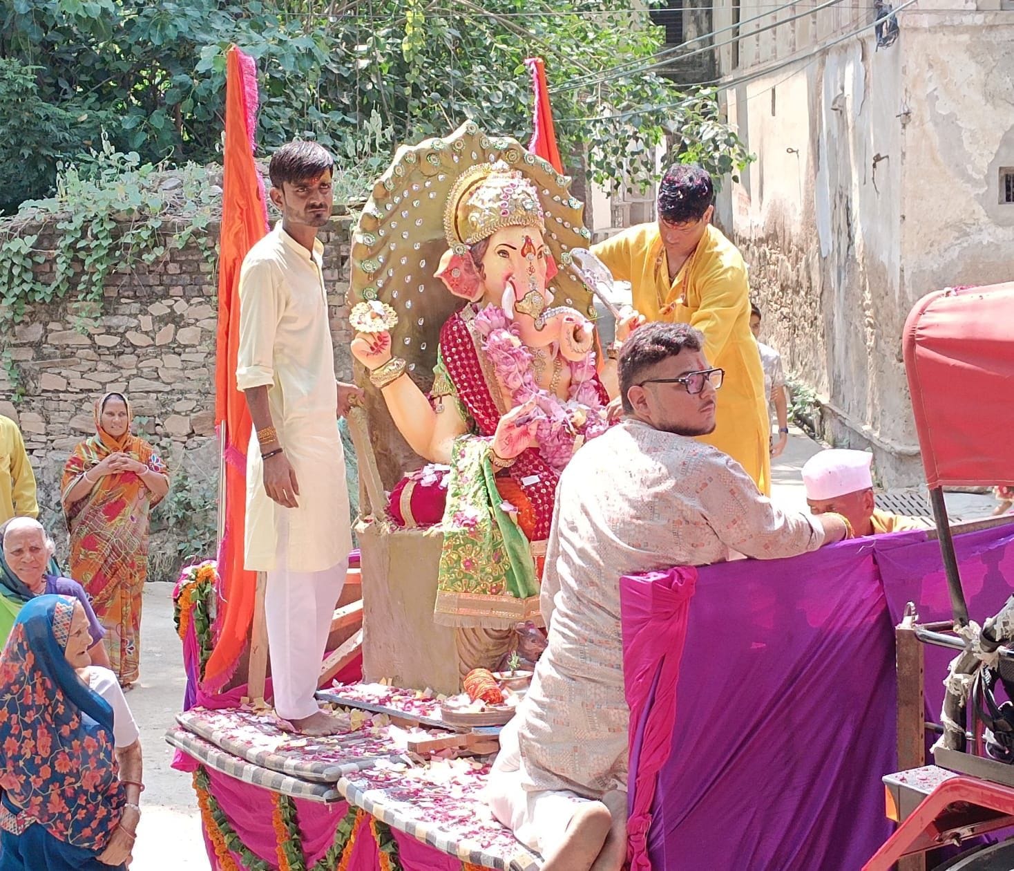 फोटो नंबर-15गणेश उत्सव को लेकर गणेशजी की शोभायात्रा निकालते मंडल के सदस्य। संवाद