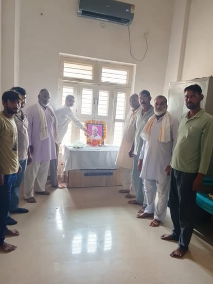 फोटो नंबर- 24कार्यक्रम के दौरान डॉ. रत्नाप्पा कुम्हार के चित्र पर पुष्प अर्पित करते संगठन के 