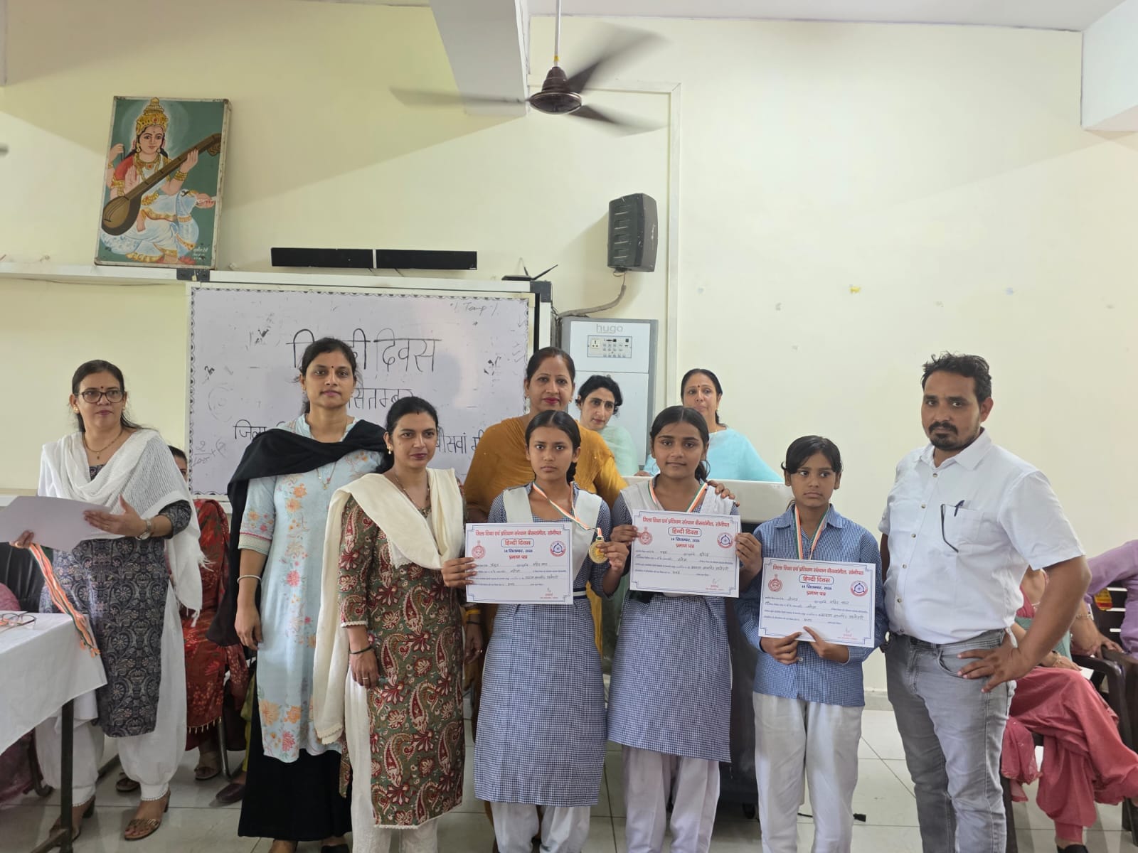 फोटो : सोनीपत के डायट बीसवां मील में आयोजित जिला स्तरीय प्रतियोगिता की विजेता छात्राओं के साथ प