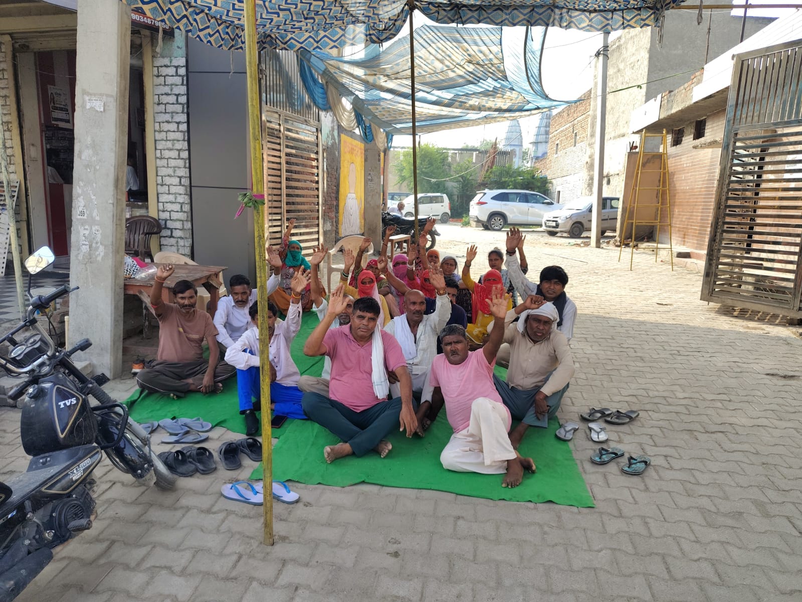 फोटो : सोनीपत के खरखौदा नगर पालिका के गेट पर धरना देते सफाई कर्मी। संवाद