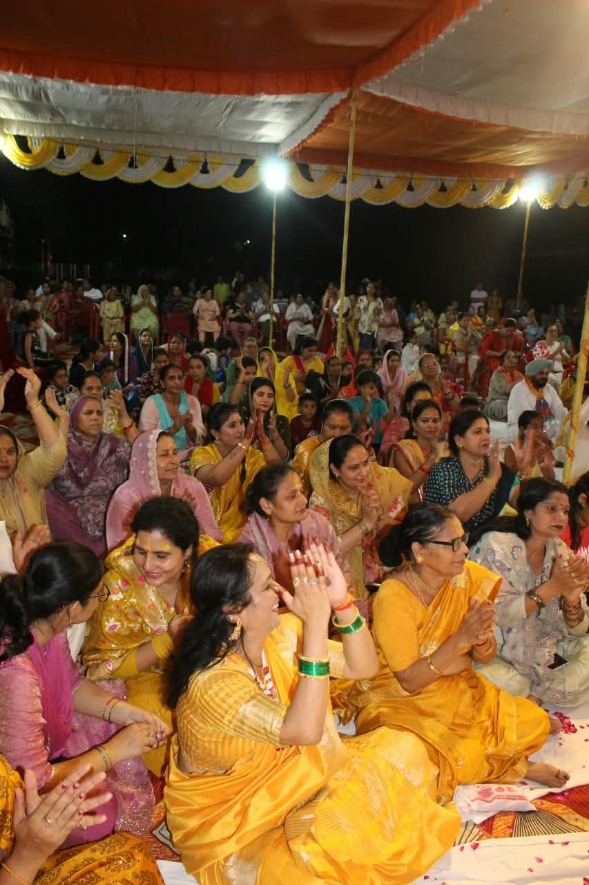 Devotees danced to Baba Shyam's hymns till late night.