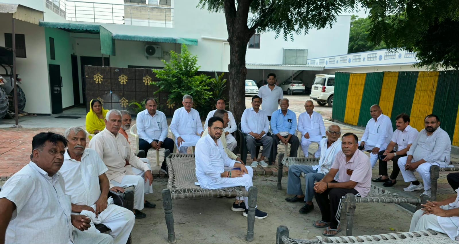 फोटो : साेनीपत के राई हलके के एक गांव में लोगों से संपर्क साधते इनेलाे पदाधिकारी। स्रोत: प्रवक