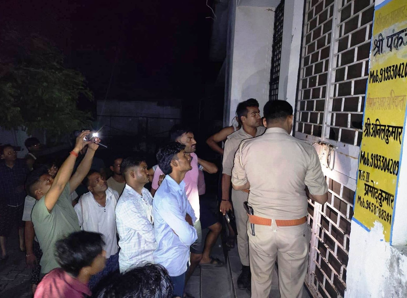 फोटो11मानपुर नगरिया क्षेत्र में विद्युत कटौती से परेशान देर रात विद्युत उपकेंद्र पर ।संवाद