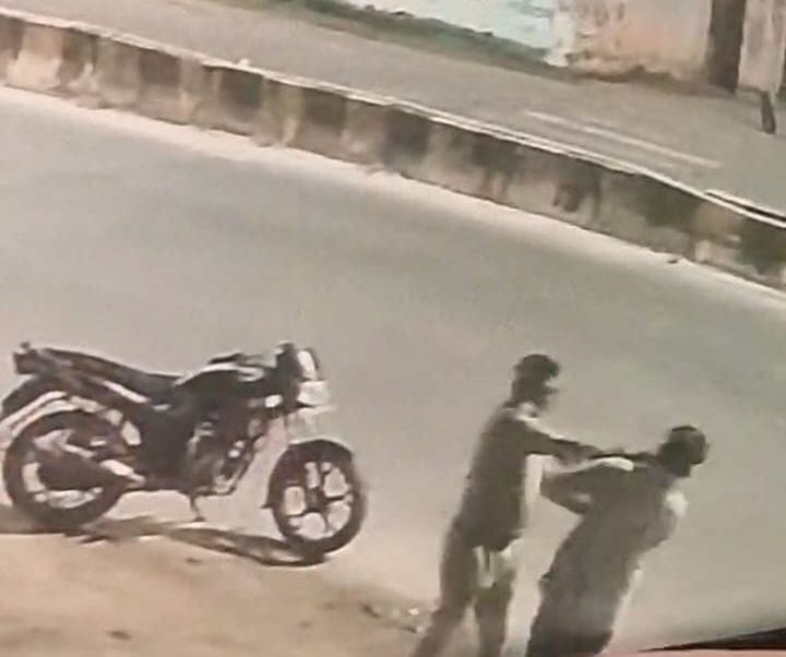 फोटो42जल-जीवन मिशन के जेई के साथ मारपीट का सीसी टीवी फुटेज। स्रोत: वीडियो ग्रैव