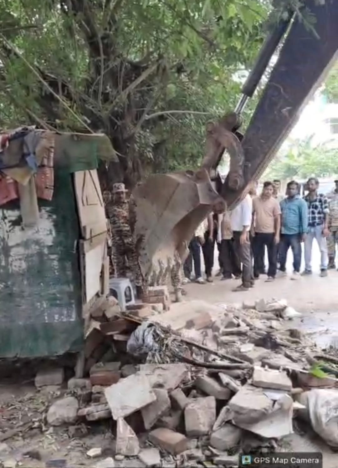 फुटपाथ पर किए गए अतिक्रमण पर बुलडोजर चलाया