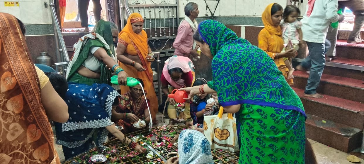 Married women immersed themselves in the worship of Shiva-Parvati, kept a waterless fast