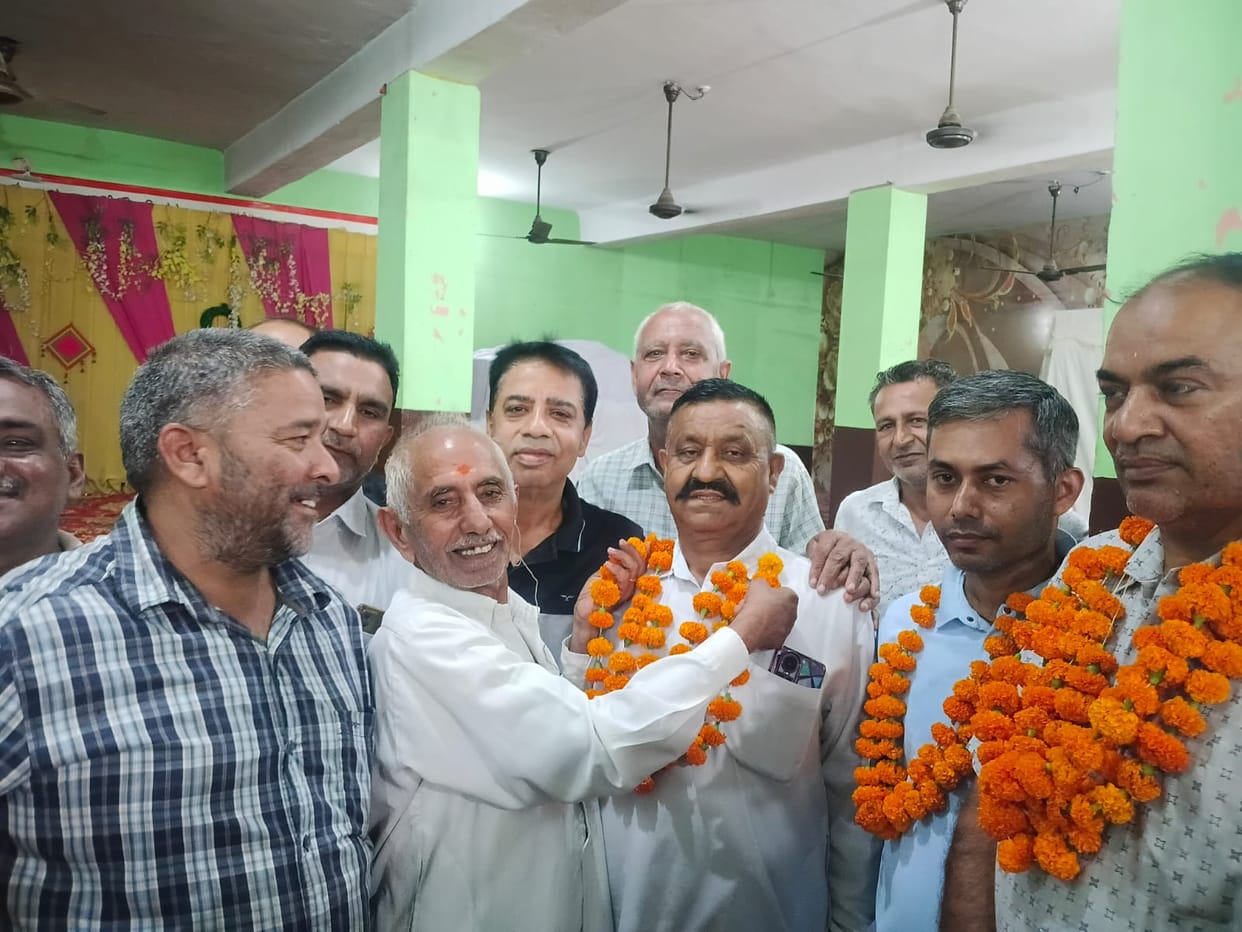 City dairy operators form a union; Gulshan Bhandari unanimously elected president.