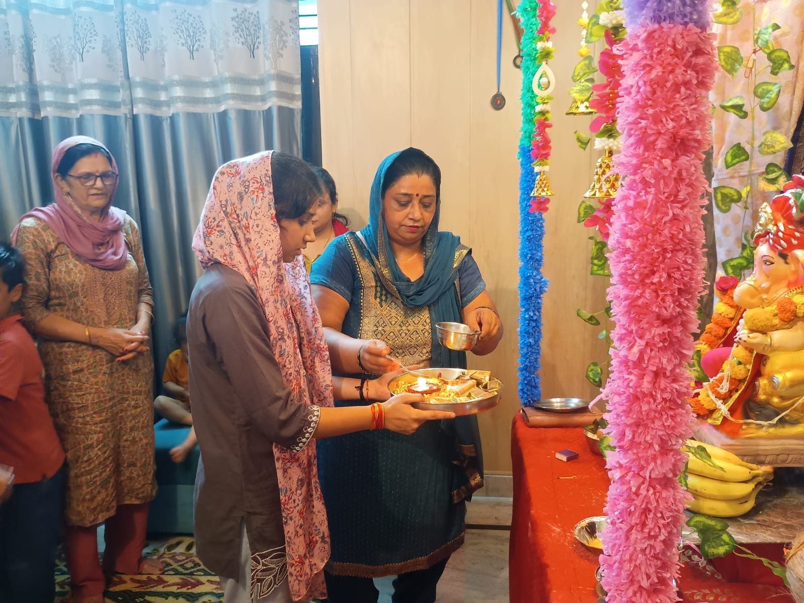 गणेश उत्सव मनाते लोग। स्रोत : मंदिर