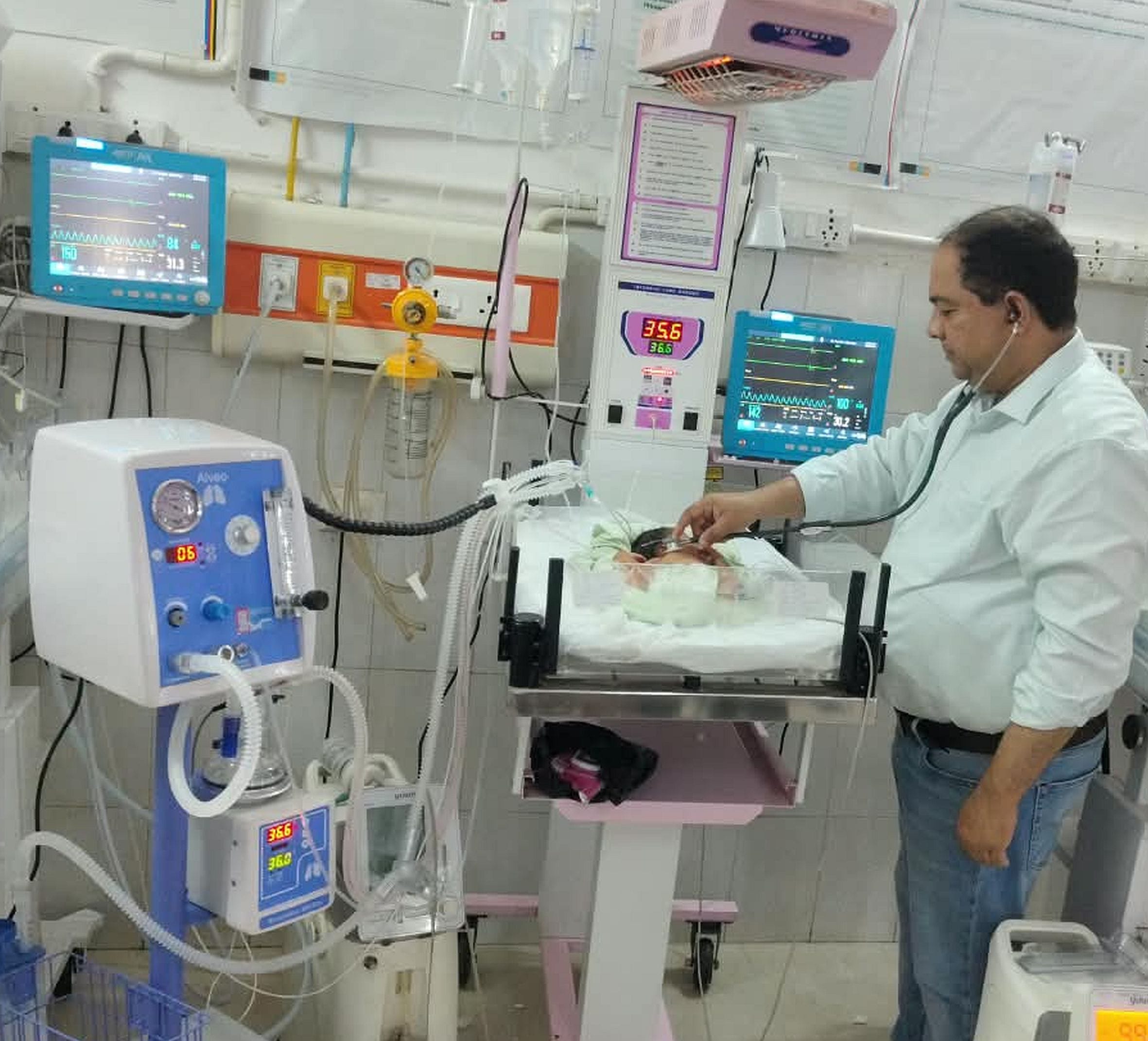 गौरीगंज जिला अस्पताल में नई सी पैप मशीन पर चल रहे इलाज के दौरान नवजात का परीक्षण करते चिकित्सक 
