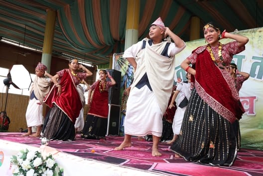 गोरखा सेवा समिति द्वारा आयोजित हरतालिका तीज महोत्सव में रंगारंग प्रस्तुति देते कलाकार।   संवाद