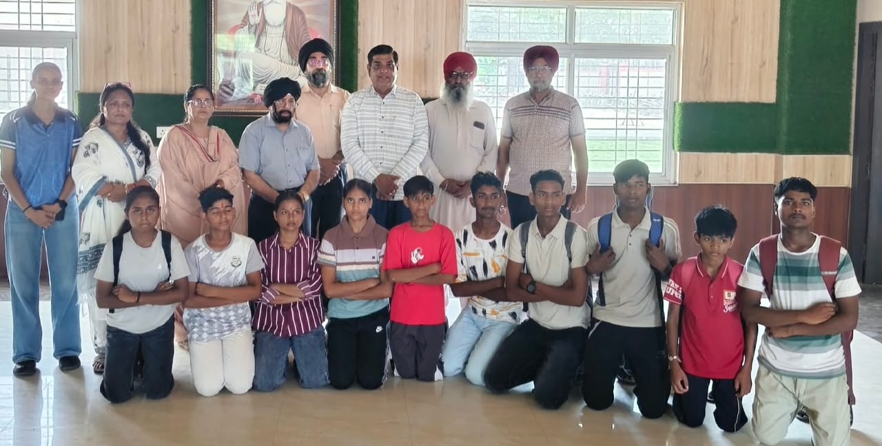 गुरुनानक स्कूल में मौजूद चयनित खिलाड़ी व कमेटी के पदाधिकारी। स्रोत: कमेटी