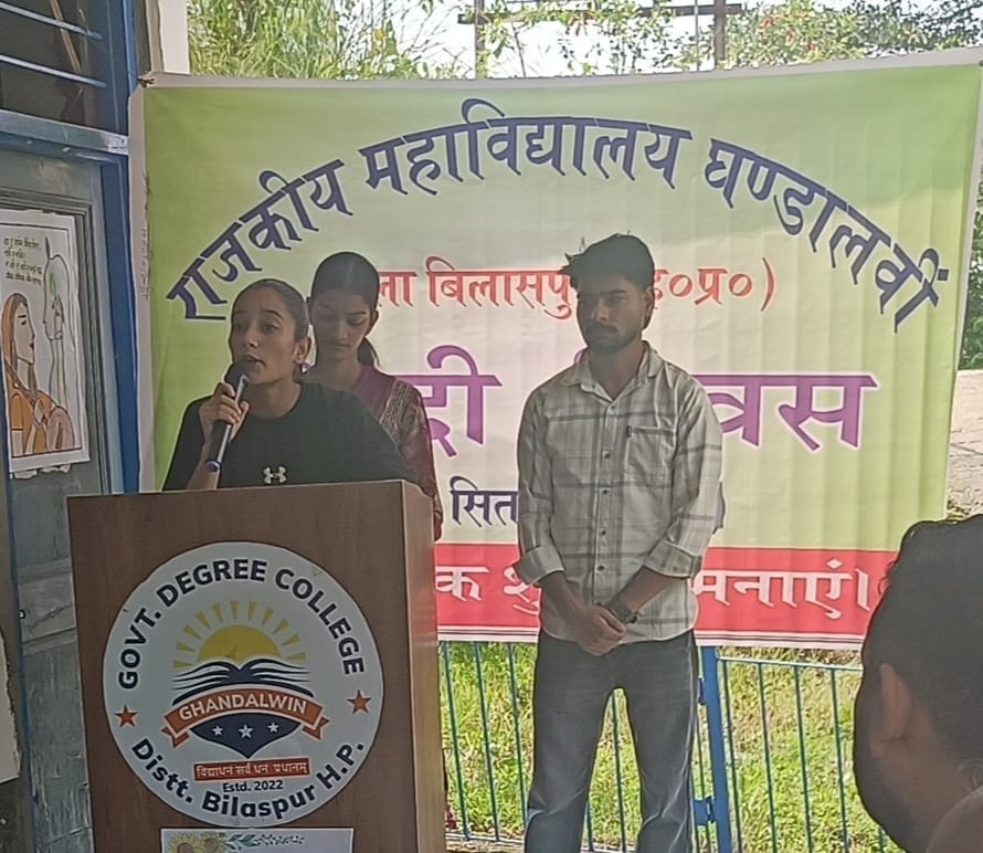 घंडालवीं कॉलेज में हिंदी दिवस पर आयोजित कार्यक्रम में भाषण देती हुई छात्रा। स्रोत: कॉलेज प्रबंध