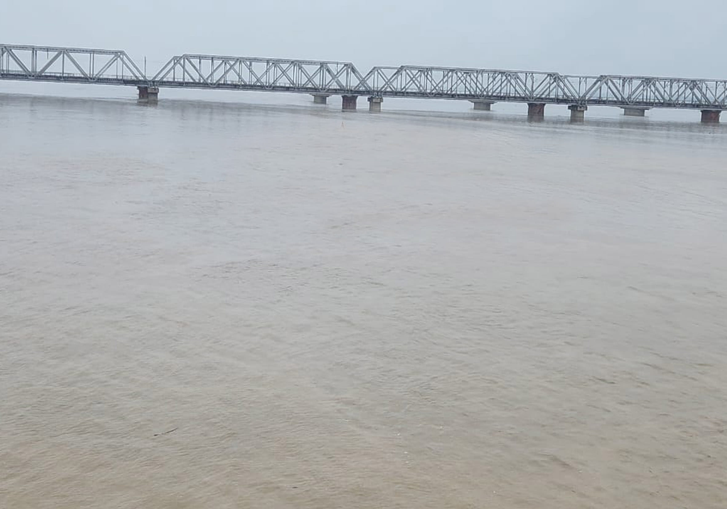 घाघराघाट पर सरयू नदी का घटा जलस्तर। -संवाद