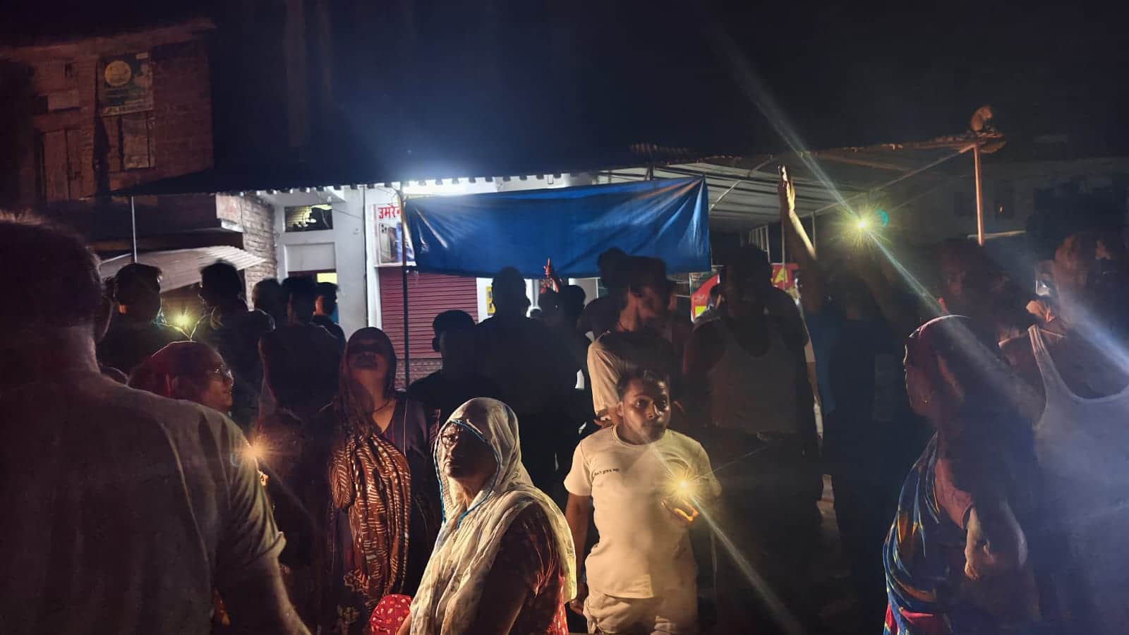 घटनास्थल पर जमा भीड़। संवाद