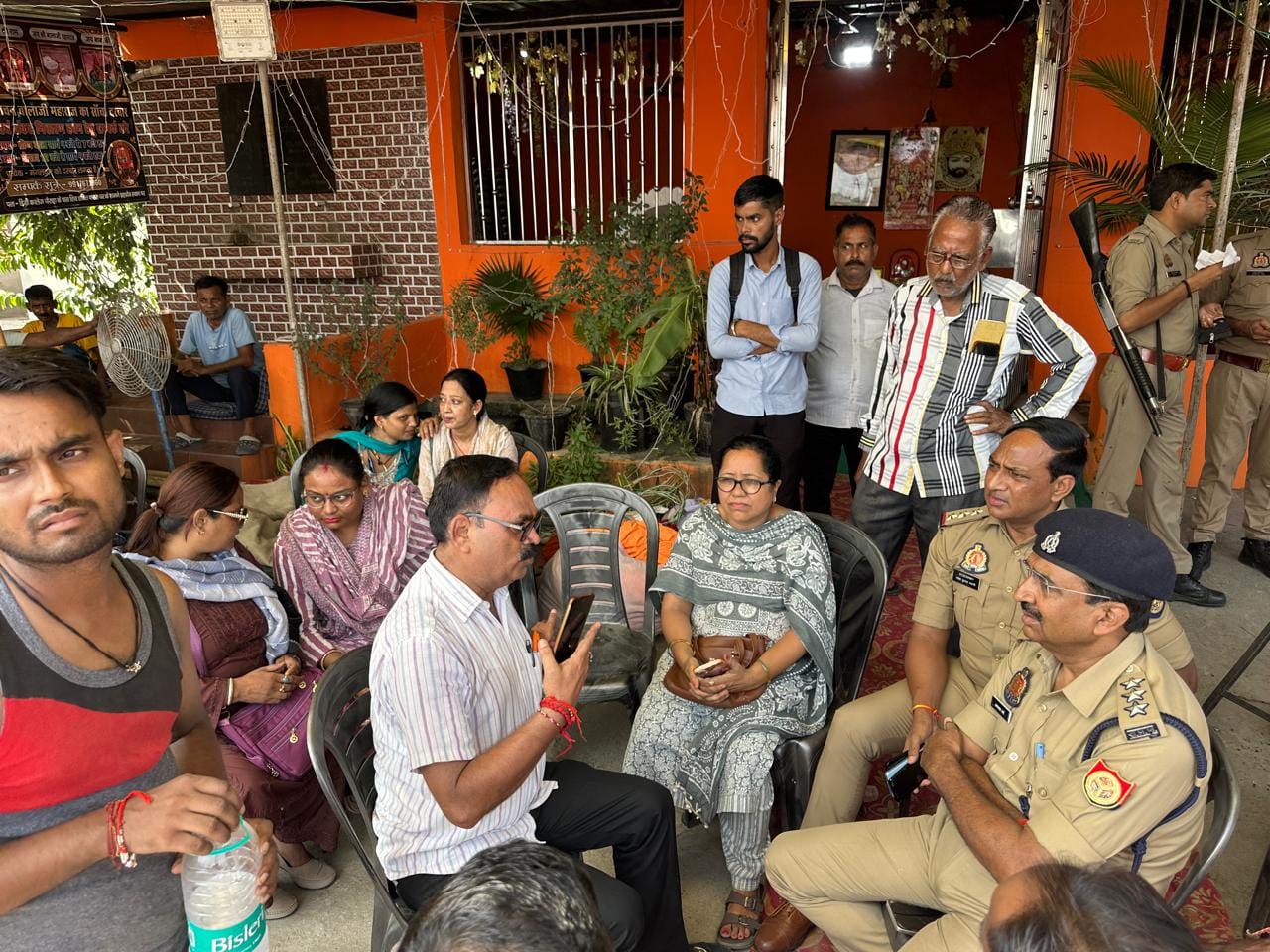 हंगामे के बाद आयोजक से बातचीत करते सीओ सिटी व इंस्पेक्टर। संवाद