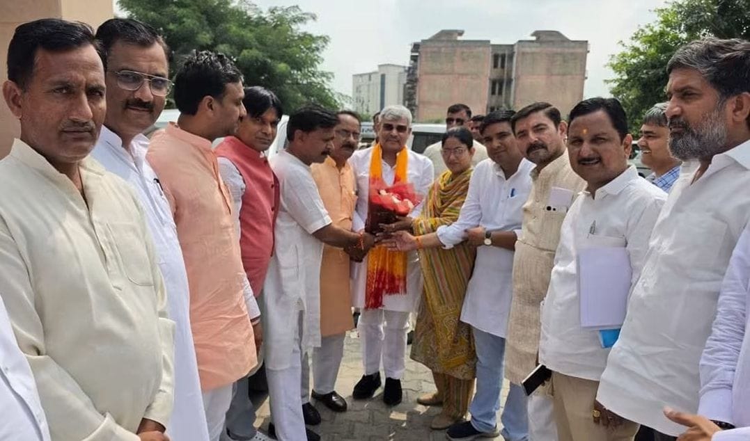 हापुड़ में जिले के प्रभारी मंत्री का स्वागत करते भाजपाई। स्रोत: भाजपा