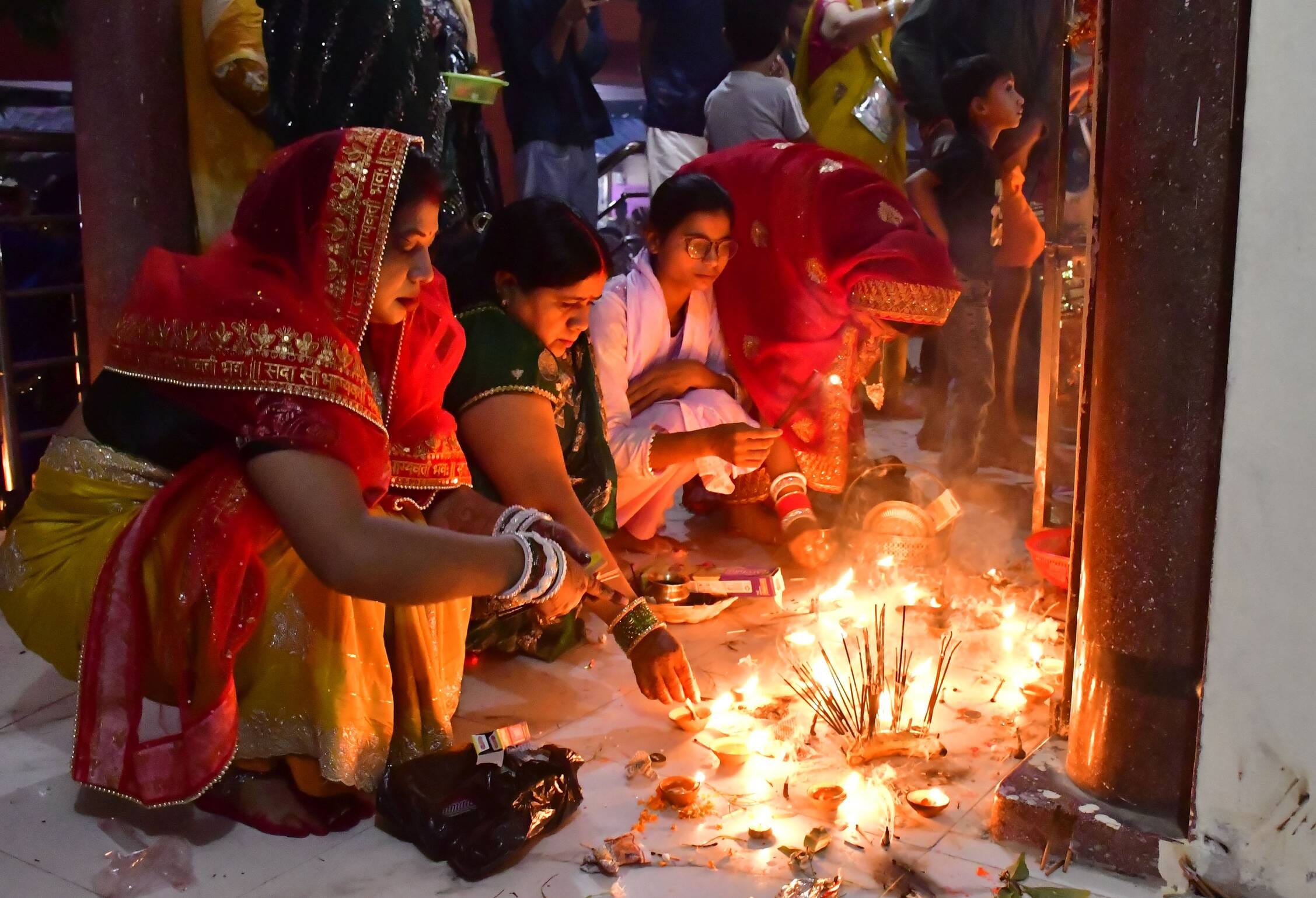 हरितालिका तीज पर सिंहेश्वरी मंदिर परिसर में स्थित शिव मंदिर पर दीप जलती हुई महिलाएं। संवाद