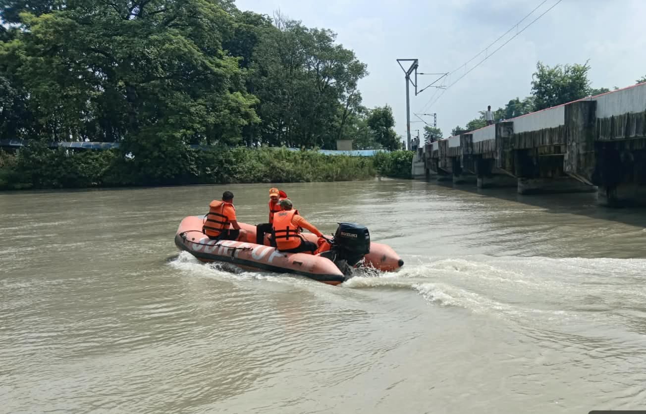 हरदोई ब्रांच नहर में युवक की कूदने की आशंका पर तलाश करती एसडीआरएफ की टीम। संवाद