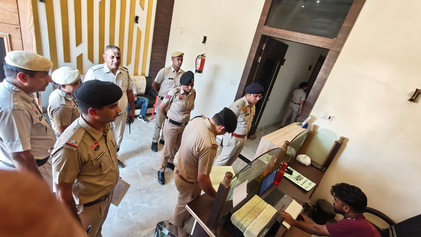 हांसी होटल में छानबीन करते डीएसपी अक्षय कुमार व पुलिसकर्मी। पुलिस