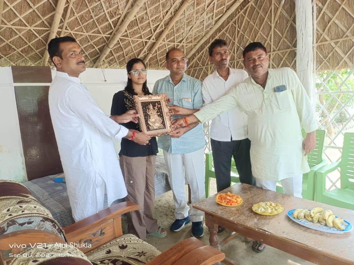 जेआरएफ में चयनित होने के बाद बीना को सम्मानित करते राम पार्टी के लोग।