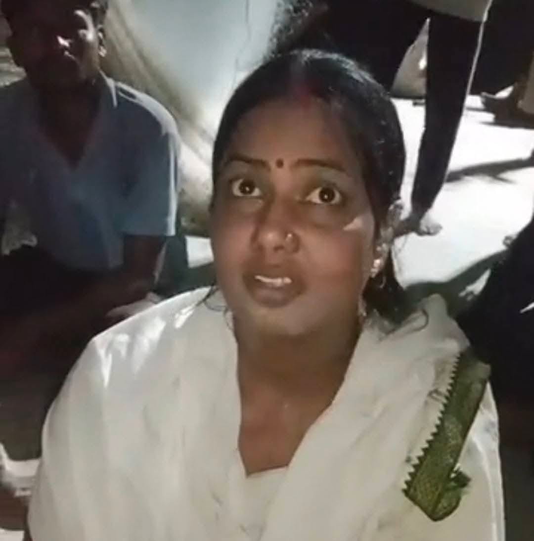 Three boatmen rescued a woman who had drifted 10 kilometers in the Ganges.
