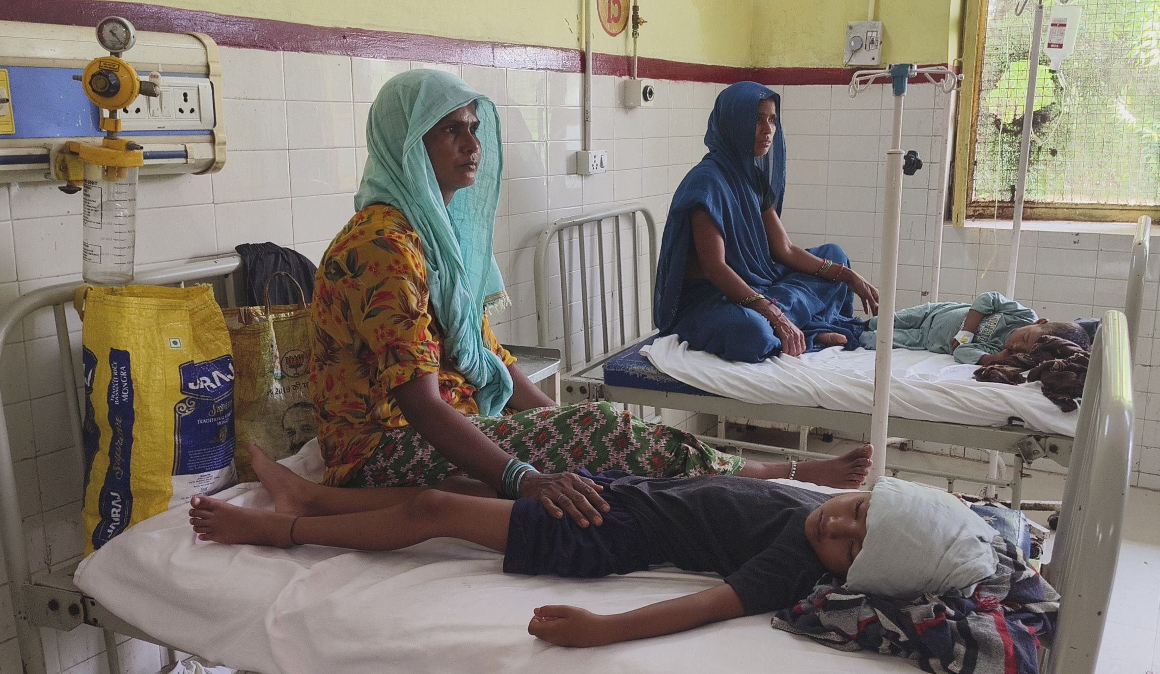 जिला अस्पताल के बच्चा वार्ड में तेज बुखार व डायरिया से पीड़ित बच्चे व देखरेख करते तीमारदार।